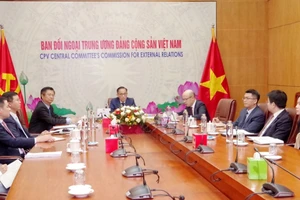 Trưởng ban Đối ngoại Trung ương Lê Hoài Trung tại hội đàm trực tuyến với lãnh đạo Đảng FLN cầm quyền Algeria. Ảnh: TTXVN