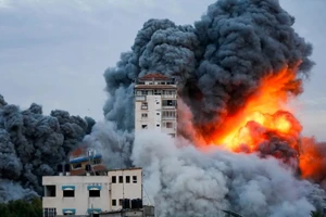 Reuters: Khói lửa bốc lên từ vụ Israel không kích Gaza