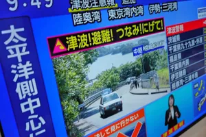 Cảnh báo sóng thần trên truyền thông ở Yokohama, gần Tokyo, sau khi Nhật Bản ban hành cảnh báo sau trận động đất mạnh ngoài khơi bán đảo Kamchatka. Ảnh: City News