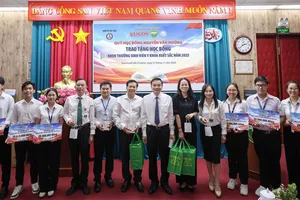 Ban tổ chức trao học bổng khen thưởng sinh viên y khoa xuất sắc trường Đại học Y khoa Phạm Ngọc Thạch và Trường Đại học Y Dược TPHCM