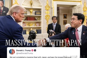 美国白宫于美国时间7月22日在X（原推特）上发布关于日美关税谈判的图片，总统特朗普（左）与日本经济再生担当相赤泽亮正握手。（图片不出售）（共同社）