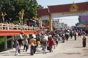 柬埔寨人过泰国尖竹汶府蓬南隆县边境口岸。 