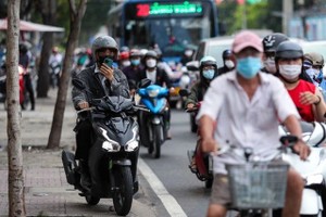 胡志明市交警处罚多名驾驶时手持和使用手机者。 