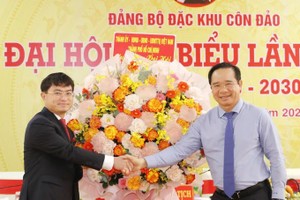 阮文得主席向大会赠花祝贺。 