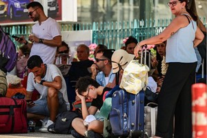 希腊强风导致多趟轮渡无法启航，数千名游客滞留。 