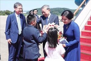 党中央总书记苏林与夫人抵达首尔开始对大韩民国进行国事访问。