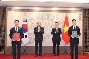 越南党中央总书记苏林与韩国总统李在明共同见证越南科学与技术部及韩国科学技术信息通讯部交换科技合作谅解备忘录文本。