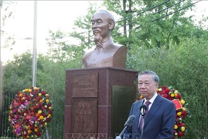 苏林总书记发表讲话。