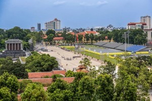 巴亭广场周边街道酒店均已客满。 