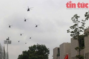 飞机飞越巴亭广场。 