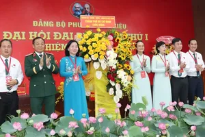 张氏碧幸副主席和武文田少将代表胡志明市委、市人民议会、市人委会、市越南祖国阵线委员会向大会赠送鲜花。