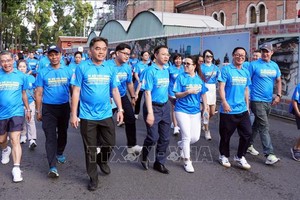 庆祝越南外交80周年“友谊步行”活动。