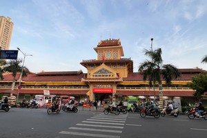 平西市场由华人商人郭琰于1928年出资兴建，并捐赠给当时的西贡政府。 