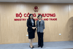 越南工商部副部长潘氏胜与中国河南省人民政府副省长张敏合影。