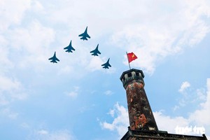 苏-30MK2战斗机在巴亭广场上空进行飞行演练 
