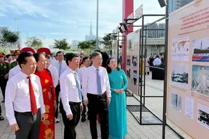 胡志明市和安庆坊领导参观展览。 