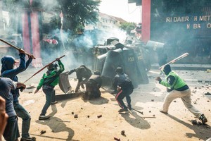 8月29日，在雅加达警察机动部队总部外，示威群众与警方爆发暴力冲突，抗议警方的镇暴车28日晚上碾死一名私召电单车骑士。