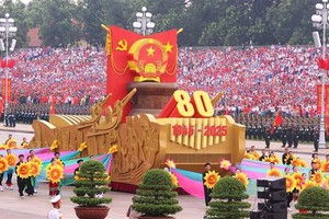 越南社会主义共和国国徽模型车引领阅兵游行方队。