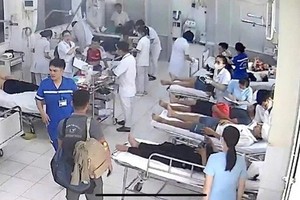 13名事故伤者正在庆和全科医院急救。 