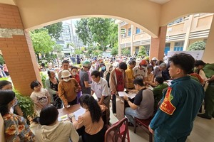 铃春坊居民直接领取10万元国庆礼物。 