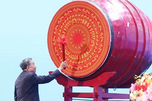 党中央总书记苏林敲响了开学第一鼓，宣布2025-2026学年正式开学。