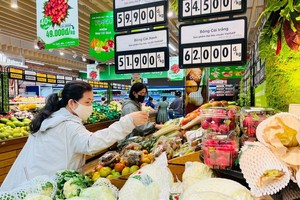 民众在超市选购水果。