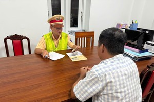 集装箱车司机与交通警察配合调查。 