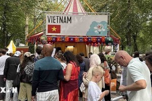 游客排队品尝“We love Phở”展位的牛肉粉。