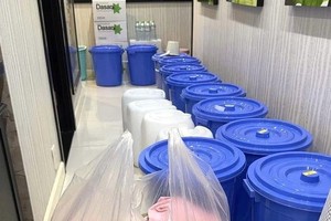 在断水期间，胡志明市房地产协会副主席杜氏鸾将水桶运进公寓供日常使用。