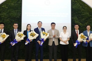 翁领桥坊领导祝贺坊企业协会成立筹委会。 