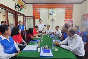 胡志明市工作团探望DK1/10瞭望台。 