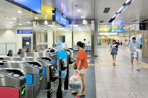 民众乘坐地铁出行。