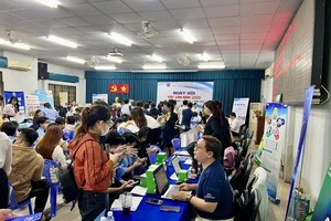 2025年8月在胡志明市就业服务中心举行的就业招聘盛会。 