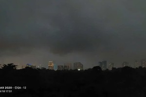 9月18日傍晚胡志明市出现旋风，引发特大暴雨。 