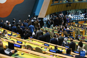 9月26日，在位于纽约的联合国总部，众多代表退场抗议。新华社记者李睿摄 