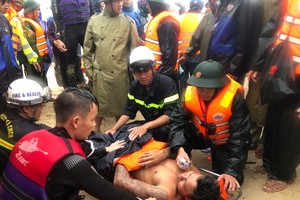  船员在海上抓住救生圈获救。 