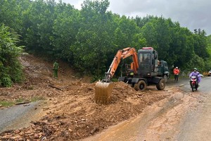 岘港市和旺乡14G国道山体滑坡救援现场。 