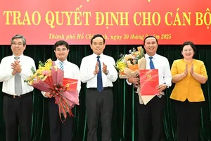 胡志明市市委书记陈留光；胡志明市市委副书记、市越南祖国阵线委员会主席阮福禄；胡志明市市委副书记、市委组织处主任文氏白雪向两位同志赠送鲜花祝贺。 