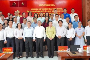 胡志明市市委副书记阮福禄与各位代表合影留念。