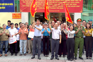 新定坊领导举行镇压犯罪出发仪式。 