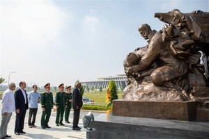 古巴全国人民政权代表大会主席参观越南军事历史博物馆。