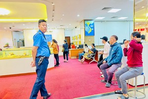 顾客在南圻起义街Sacombank交易所排队等待购买白银。 