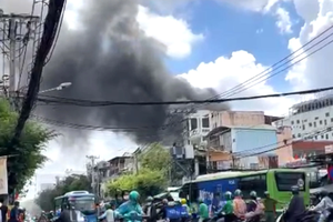 浓烟滚滚从仓库冒出。