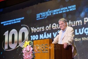 2012年诺贝尔物理学奖获得者塞尔日·阿罗什教授在会议上致辞。图自越通社 