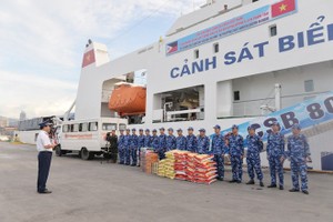 越南海警代表团团长、第二区海警司令陈光俊少将出发前向战士们分配任务。图自nhandan.vn 