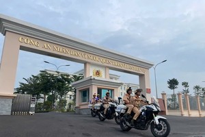 出发仪式后，各工作小组同步开展巡查结合便衣与公开措施，在高峰时段加强检查。 