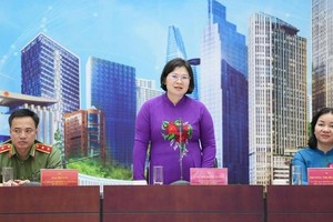 胡志明市市委副书记、市委组织处主任文氏白雪在会议上致辞。 