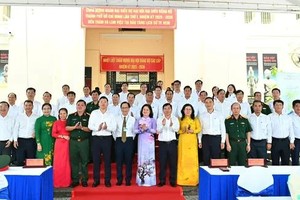 代表团参观胡志明市历史博物馆。 