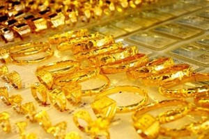 10月12日下午金价维持高价位。 