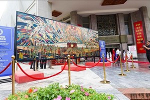 越南画家创作的整幅漆画《胡志明主席宣读独立宣言》。图自越通社 